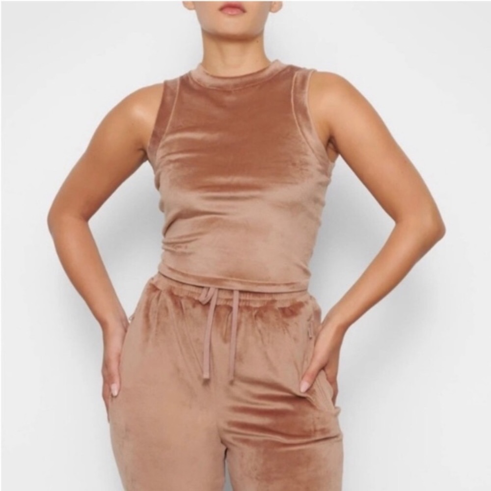 SKIMS Velour crewneck tank top honey camel women’s size small